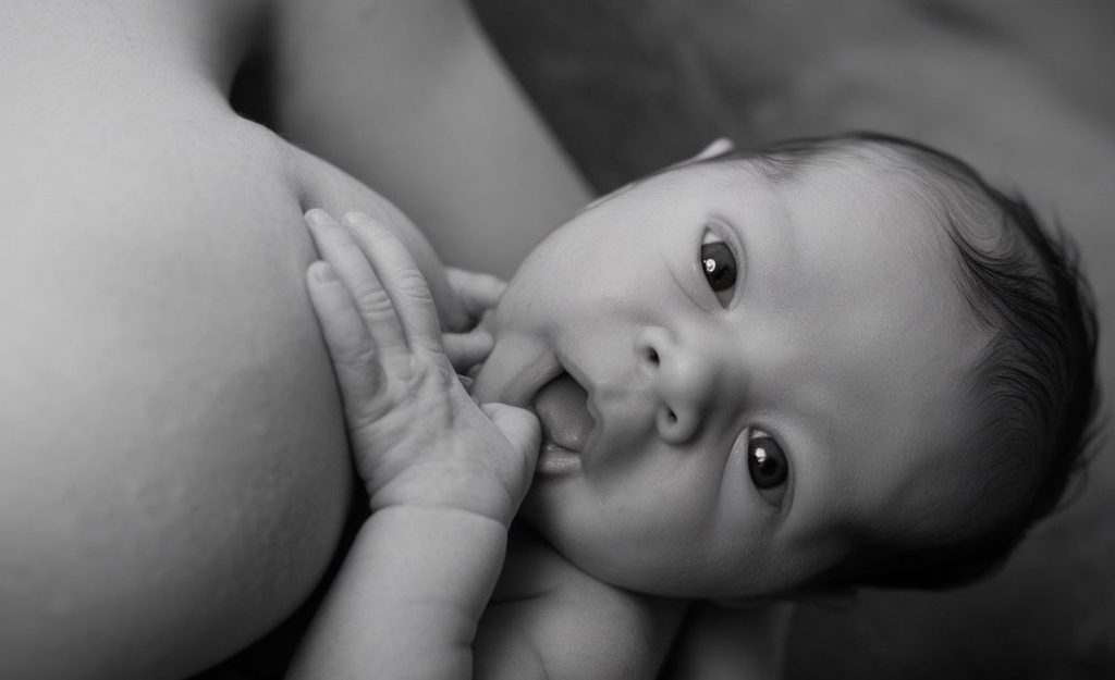 Un transessuale allatta al seno il bambino avuto dalla sua compagna